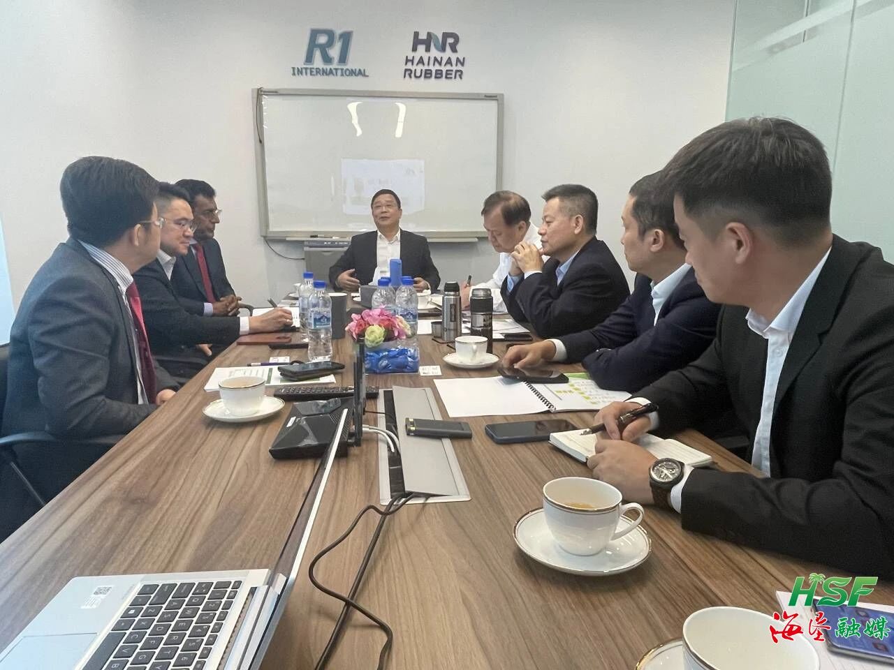 包洪文一行與R1公司座談交流。