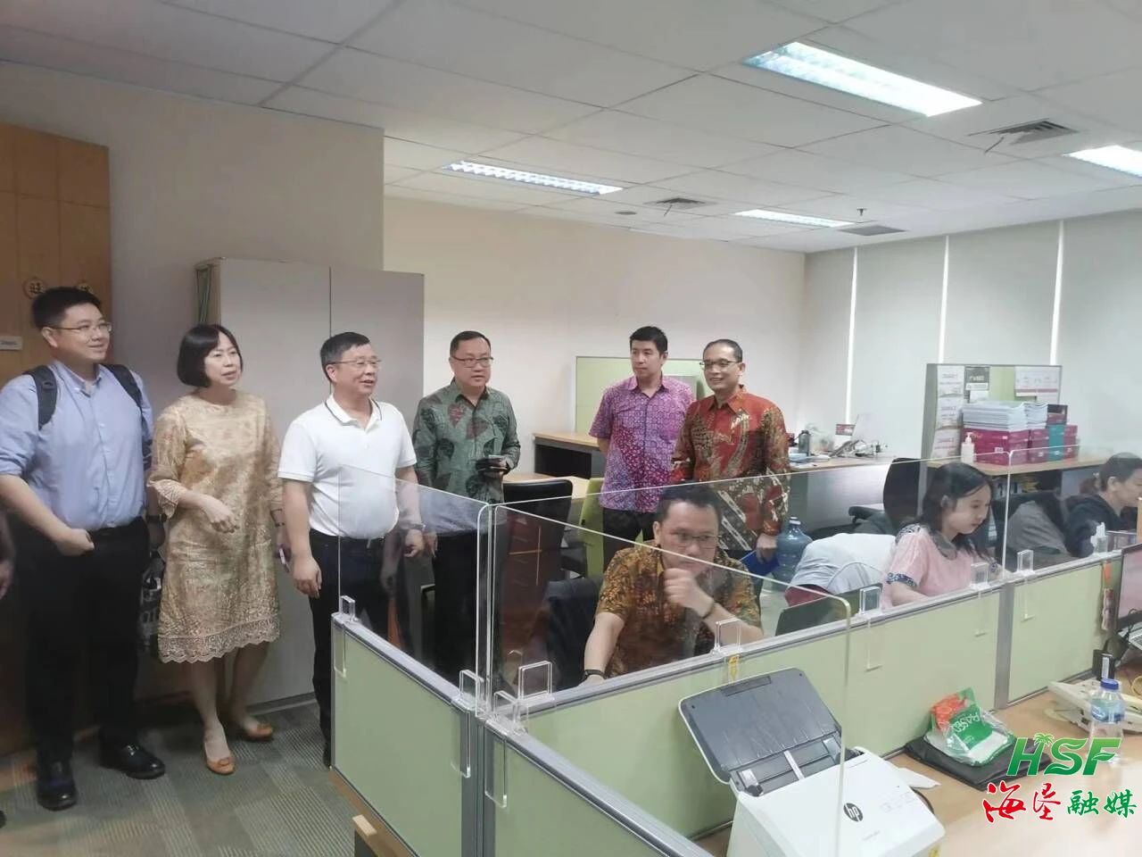 包洪文一行到KM公司調(diào)研。